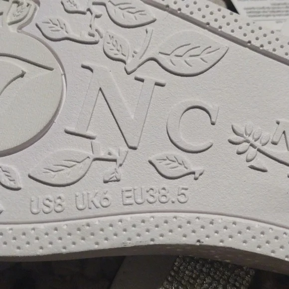 NWT NCAI Women's White & Silver Asymmetric Strappy Sandals - Size 8 - Picture 3 of 5